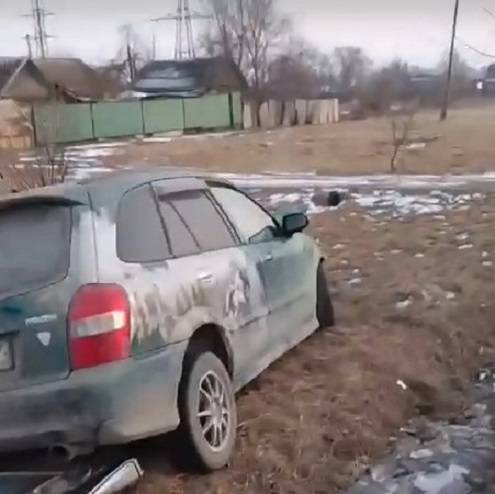 Водитель седана «догнал» внедорожник и опрокинул его в кювет на дороге в Приморье