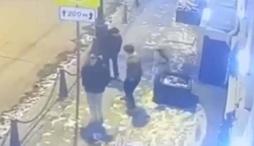 Неадекватные? Парни расправились с зайчиком на улице Владивостока Неадекватные? Парни расправились с зайчиком на улице Владивостока