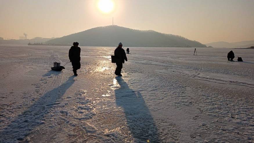 Приморцы встречают первое утро нового года на льду залива