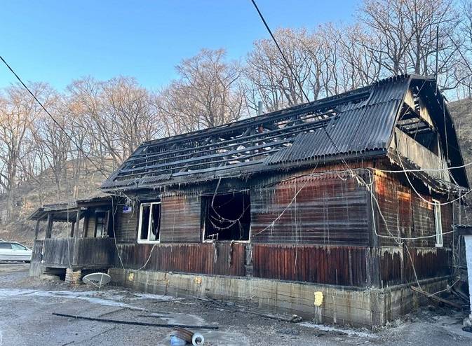 Девушка погибла при пожаре частного дома в Приморье