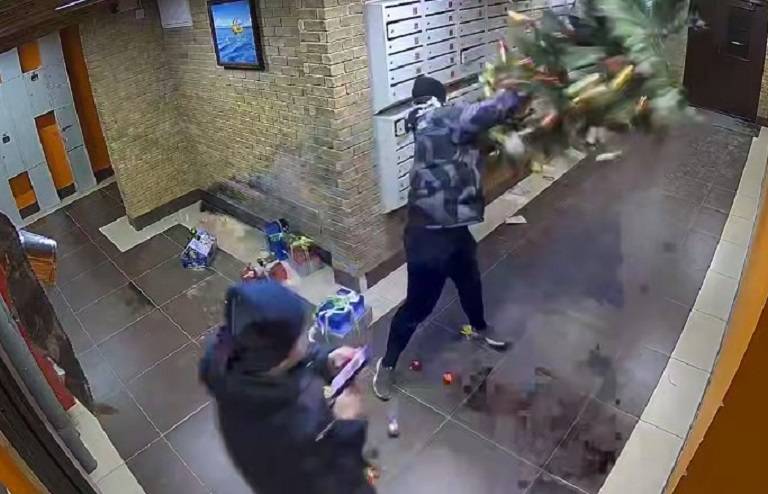 Молодой человек устроили дебош в подъезде многоэтажки во Владивостоке