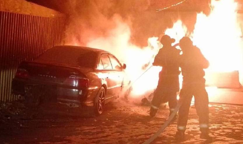 Припаркованная машина загорелась во Владивостоке