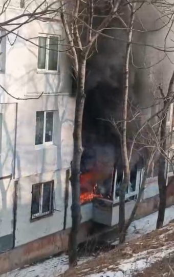 "Бабулька плачет, говорит: "Горю": мощный пожар полыхает в многоэтажке во Владивостоке