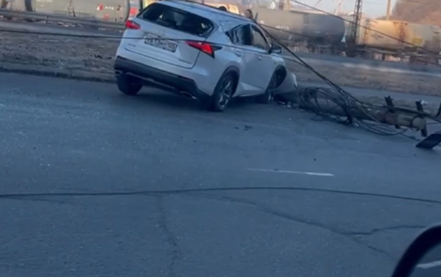В Приморье автомобиль снес столб линии электропередачи В Приморье автомобиль снес столб линии электропередачи