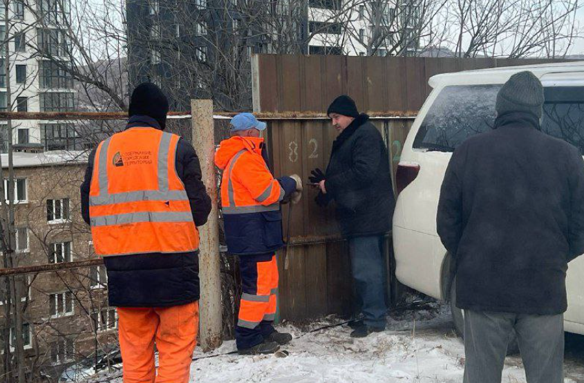 Незаконную стоянку сносят во Владивостоке