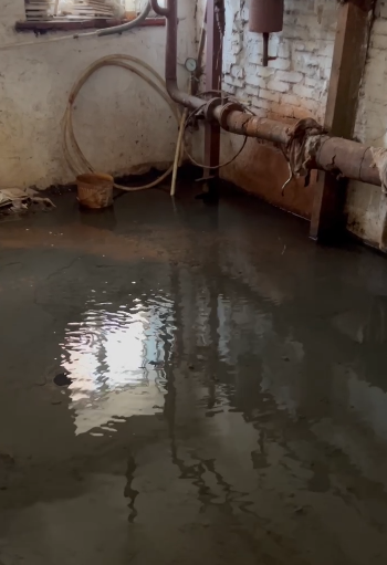 Многоквартирный дом в центре Владивостока уходит под воду