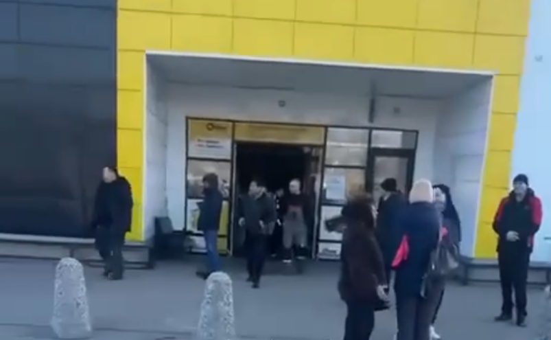В крупном торговом центре в Приморье объявлена срочная эвакуация В крупном торговом центре в Приморье объявлена срочная эвакуация