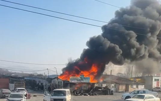 Мощный пожар охватил популярный авторынок в Приморье