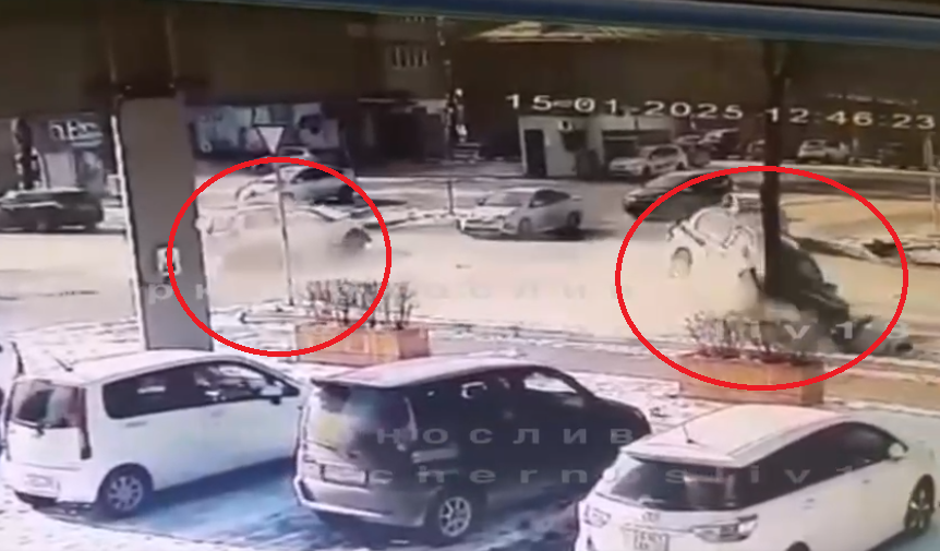 "Ужас, он там живой?": момент страшного ДТП в Уссурийске попал на видео