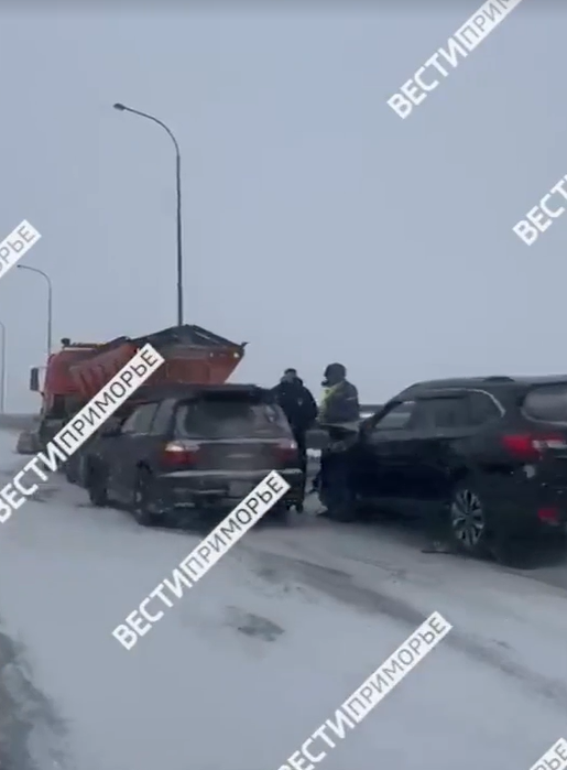 Две иномарки врезались в спецмашину дорожных служб на выезде из Владивостока