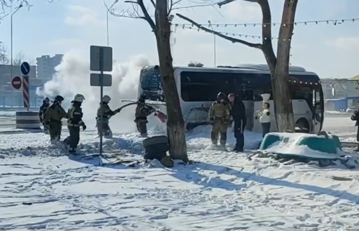 Маршрутный автобус загорелся на остановке в Приморье