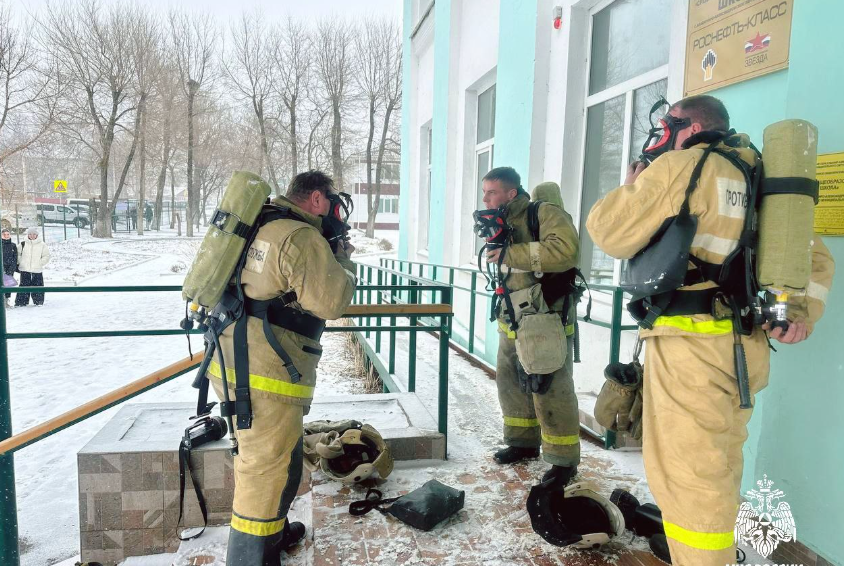 Огнеборцы ликвидировали пожар в одной из школ Приморья Огнеборцы ликвидировали пожар в одной из школ Приморья