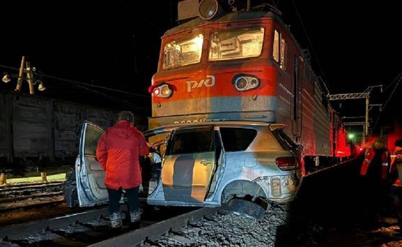Автомобиль столкнулся с поездом по невнимательности водителя "легковушки" Автомобиль столкнулся с поездом по невнимательности водителя "легковушки"