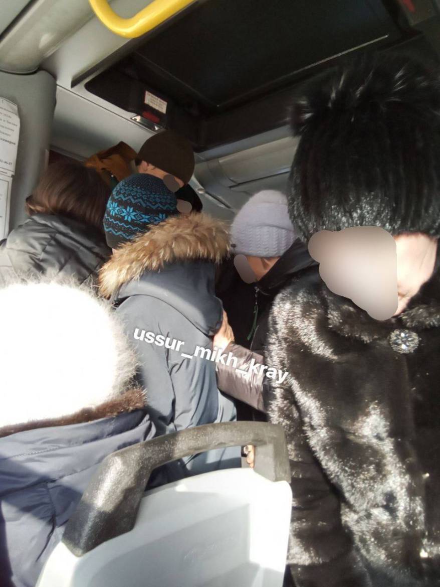 Жители Приморья жалуются на холодные автобусы и переполненные рейсы