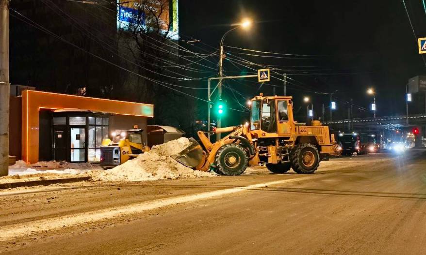 Более 2 тысяч кубометров снега вывезли с улиц Владивостока