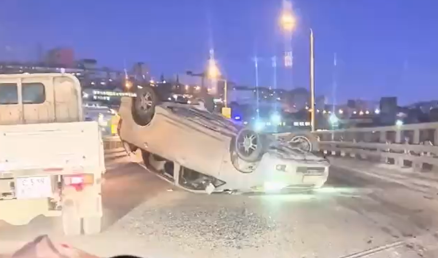 Жесткое ДТП: автомобиль перевернулся во Владивостоке