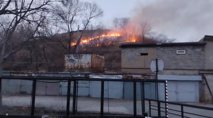 Прямо сейчас: мощный пожар полыхает в Приморье