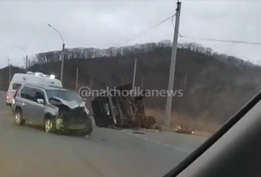 Скорая на месте: жесткое ДТП случилось в Приморье Скорая на месте: жесткое ДТП случилось в Приморье