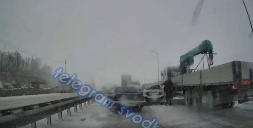Водителей разворачивают с низководного моста во Владивостоке