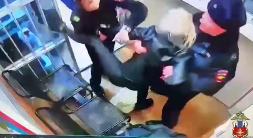 Буйная дамочка устроила жесткий дебош в аэропорту Елизово на Камчатке Буйная дамочка устроила жесткий дебош в аэропорту Елизово на Камчатке