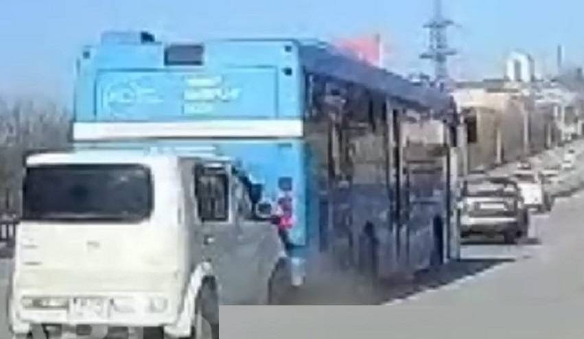 Двойное ДТП: момент полета минивэна в автобус во Владивостоке попал на видео