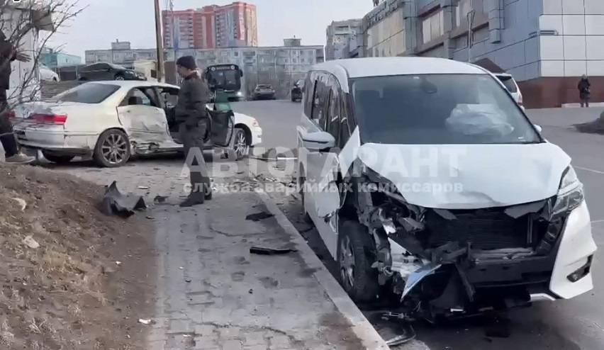 Авто влетело в бытовку охранника в ДТП во Владивостоке