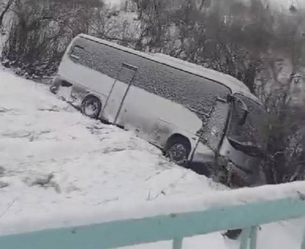 Автобус улетел с дороги на трассе в Приморье Автобус улетел с дороги на трассе в Приморье