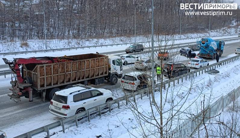 Фото с места массового «автозамеса» на трассе в Приморье Фото с места массового «автозамеса» на трассе в Приморье