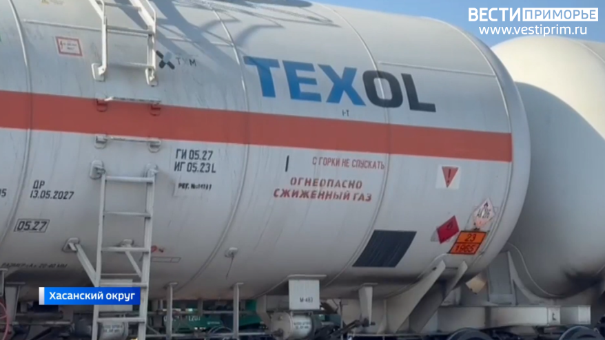 Пожар подошел к цистернам с газом в районе поселка Приморский