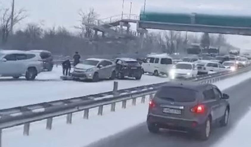 Около десятка авто оказались разбиты в массовом ДТП на трассе при движении во Владивосток