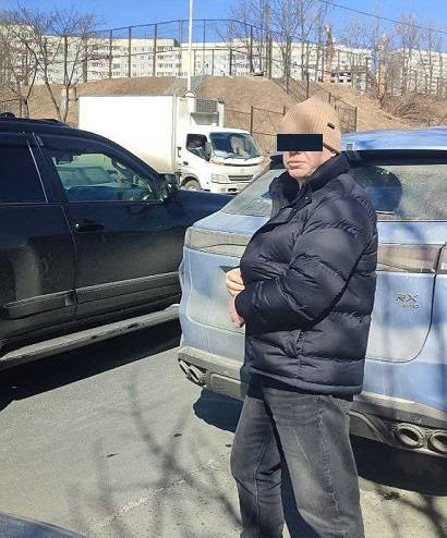 Мужчина спровоцировал инцидент, оскорбив даму и повредив ее авто во Владивостоке Мужчина спровоцировал инцидент, оскорбив даму и повредив ее авто во Владивостоке