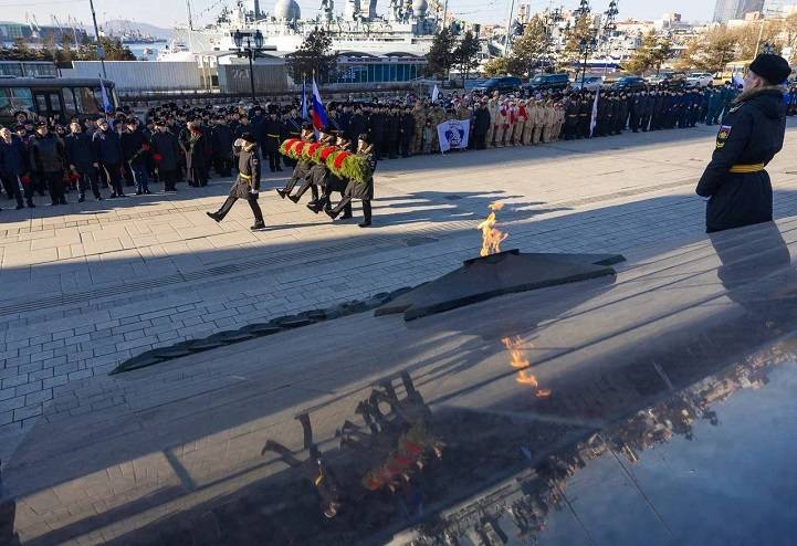 Цветы возложили к Вечному огню во Владивостоке Цветы возложили к Вечному огню во Владивостоке