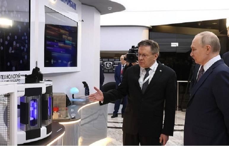 Владимиру Путину показали наконечник «Орешника» Владимиру Путину показали наконечник «Орешника»