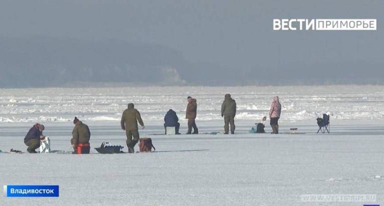 Рыбаков-нарушителей выявили на льду бухты в Приморье Рыбаков-нарушителей выявили на льду бухты в Приморье
