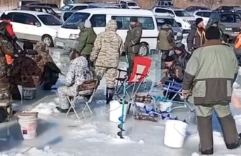 "Ведрами рыбу набирают": адское количество рыбаков вышло на лед за добычей в Приморье