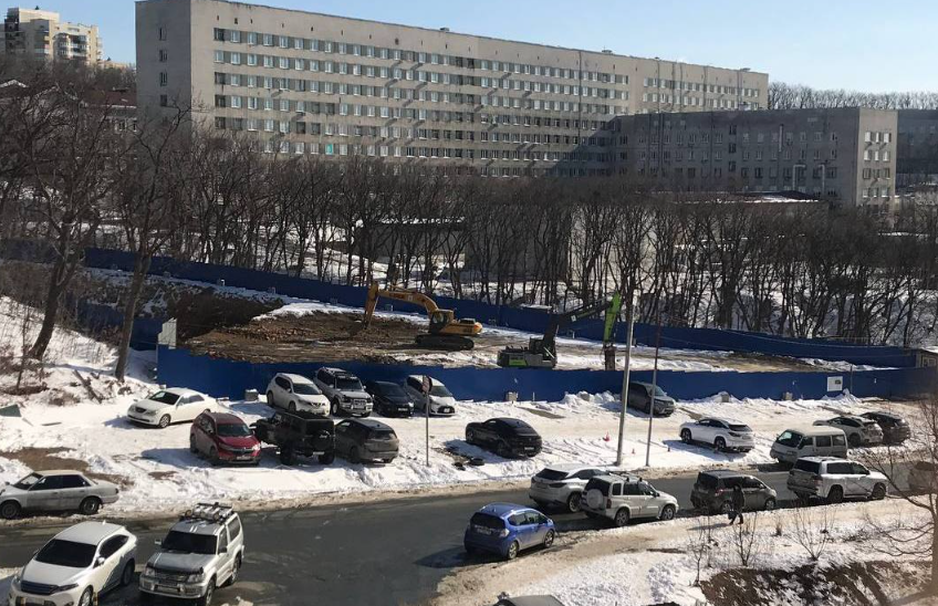 Мигрант незаконно брал деньги за парковку с водителей во Владивостоке
