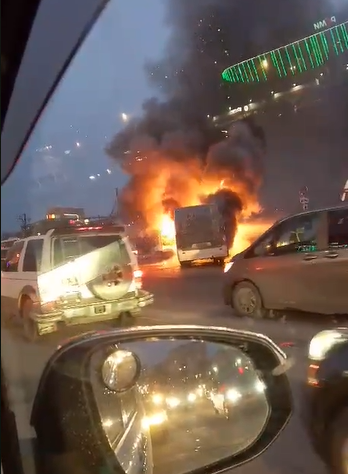 Во Владивостоке жестко полыхает пассажирский автобус