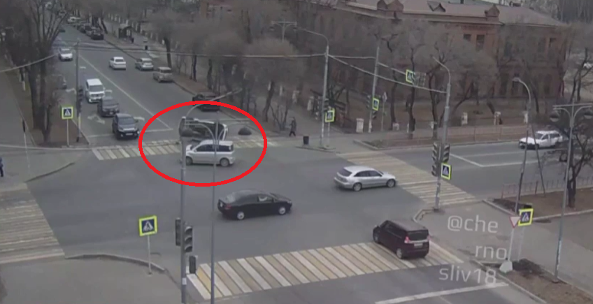 "От удара перевернулся": серьезное ДТП произошло на перекрестке в Уссурийске