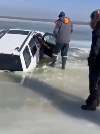 Автомобиль с рыбаком провалися на льду в Тавричанке