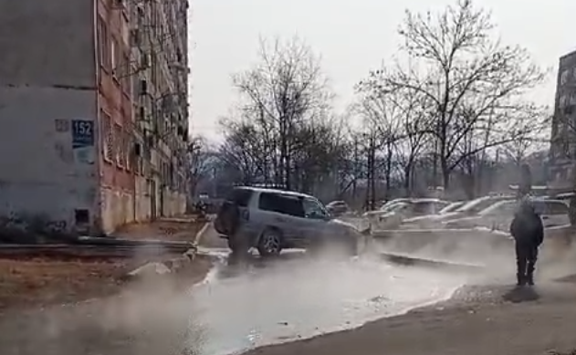 "Чуть ребенка не задавил": водитель RAV4 протаранил теплотрассу в Артеме