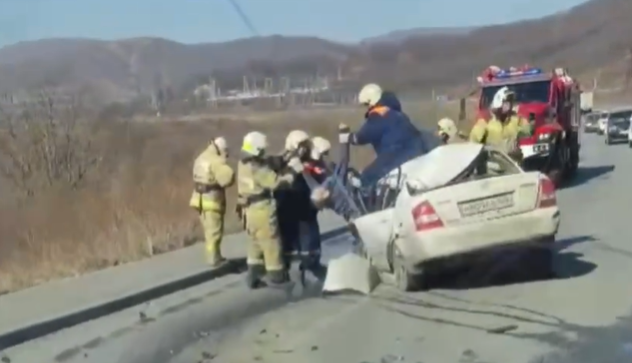 "Вытаскивают тело": видео с места страшной аварии в Приморье попало в Сеть