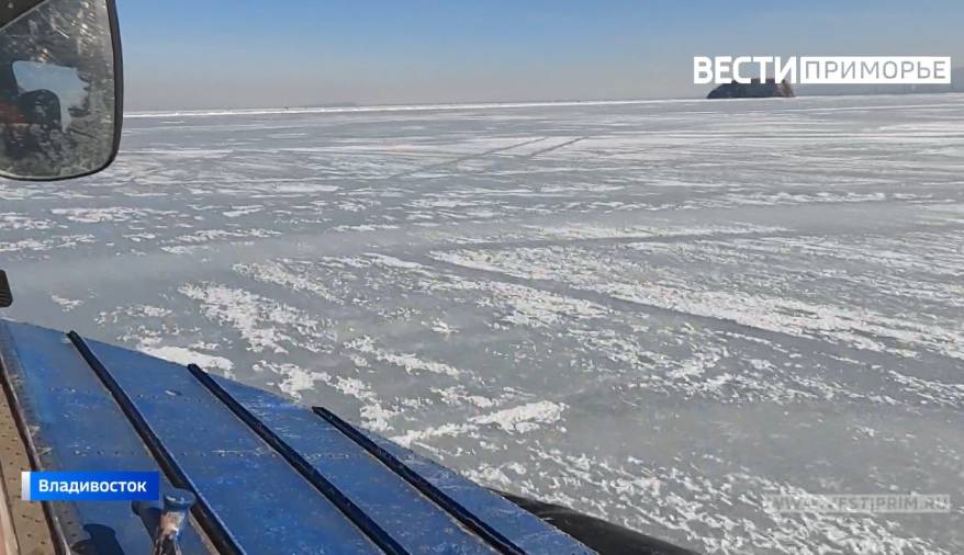 Водолазы МЧС Приморья направились к месту трагедии, где под лед ушел автомобиль Водолазы МЧС Приморья направились к месту трагедии, где под лед ушел автомобиль