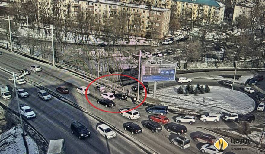«Ищите пути объезда»: ДТП блокирует выезд из Владивостока