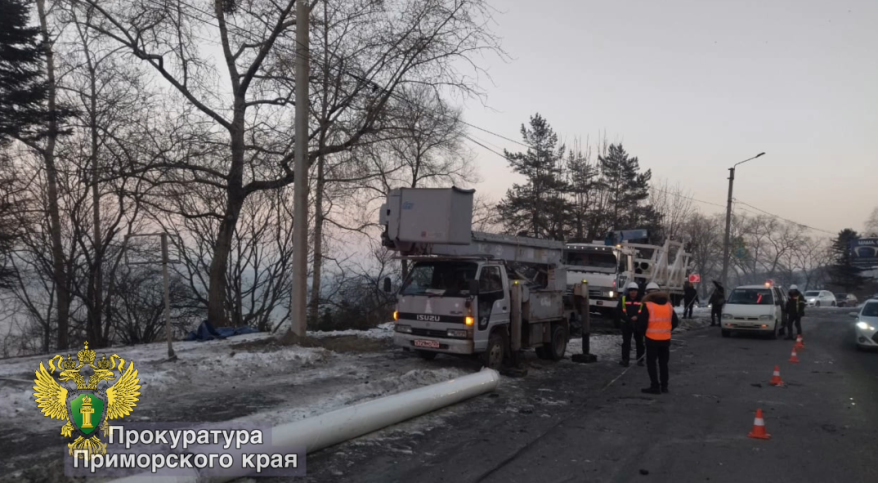 В Приморье с грузовика рухнули трубы на дорогу