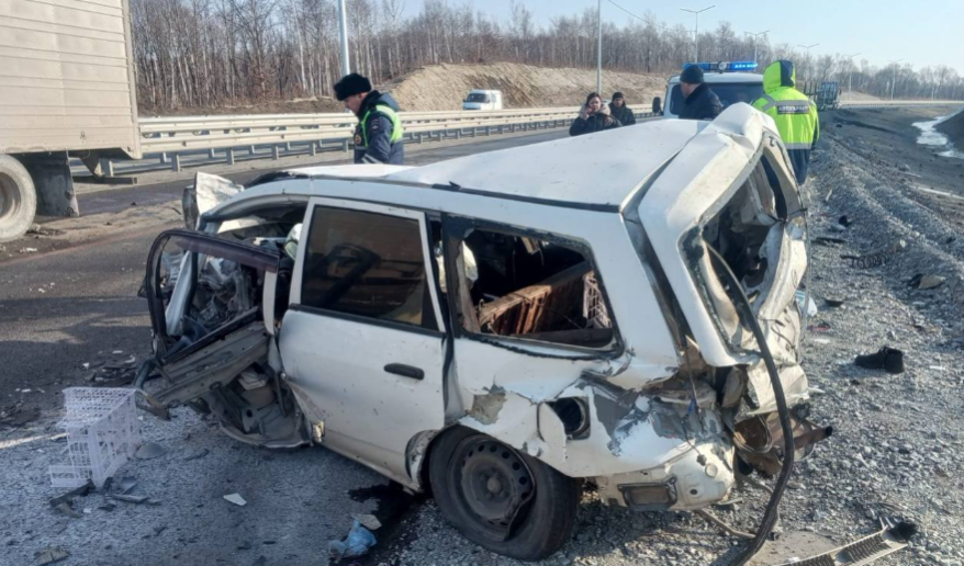 Страшное ДТП в Приморье: Nissan AD выехал на встречку и столкнулся с тягачом