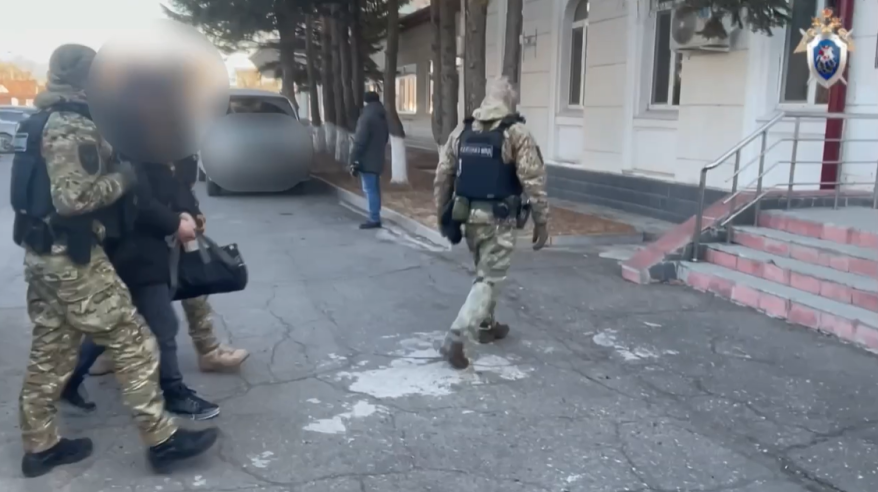Силовики задержали двух бывших сотрудников полиции в Приморье
