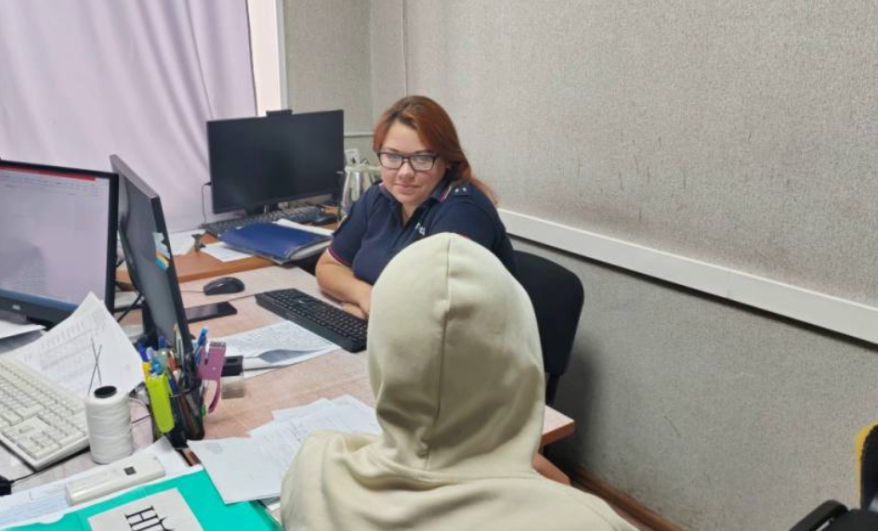 Полицейские допросили владелицу собаки, покусавшей подростка в Артеме Полицейские допросили владелицу собаки, покусавшей подростка в Артеме