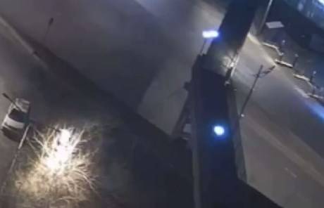 Осталась груда металла: момент удара BMW об опору попал на видео Осталась груда металла: момент удара BMW об опору попал на видео