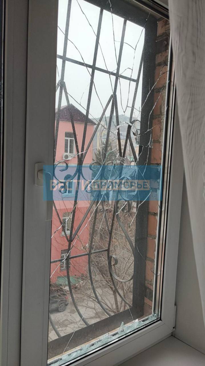 Неизвестные обстреляли окна жилого дома во Владивостоке