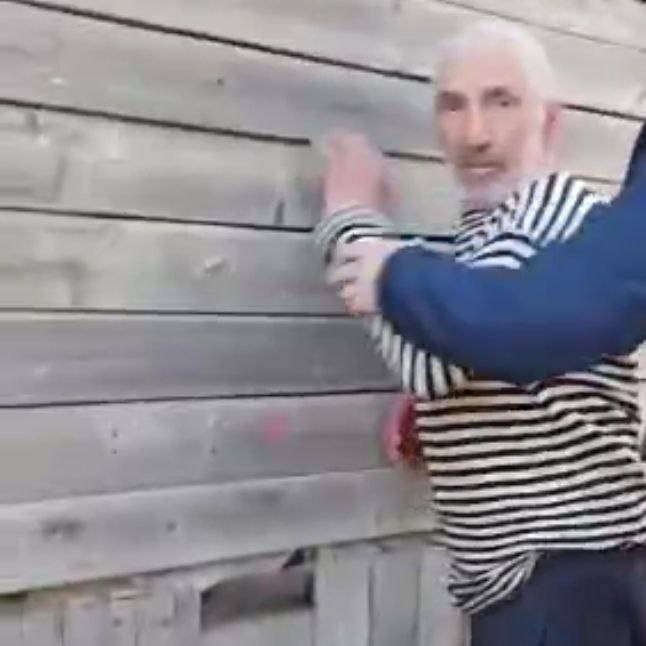 Неадекватный мужчина напал на бригаду скорой помощи во Владивостоке Неадекватный мужчина напал на бригаду скорой помощи во Владивостоке